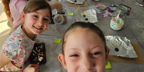 Powiększ grafikę: Dzieci z 3b tworzą swoje tabliczki czekolady.