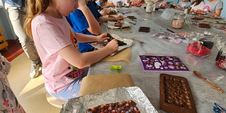 Powiększ grafikę: Dzieci z 3b tworzą swoje tabliczki czekolady.