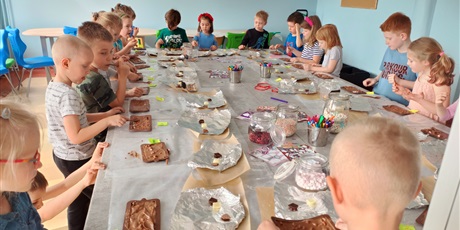 Powiększ grafikę: Dzieci formują płynną czekoladę.