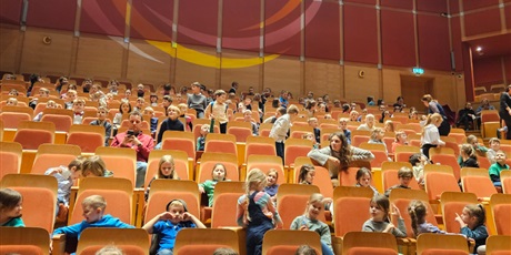 Powiększ grafikę: Dzieci na koncercie w filharmonii.