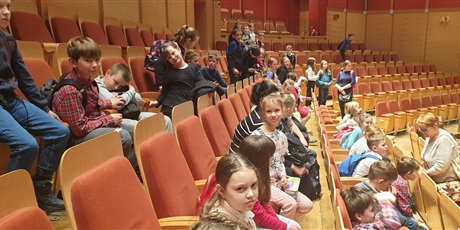 Powiększ grafikę: Uczniowie klasy 3a na widowni Filharmonii Bałtyckiej