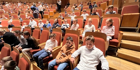 Powiększ grafikę: Uczniowie kl.2b siedzą na widowni w filharmonii.