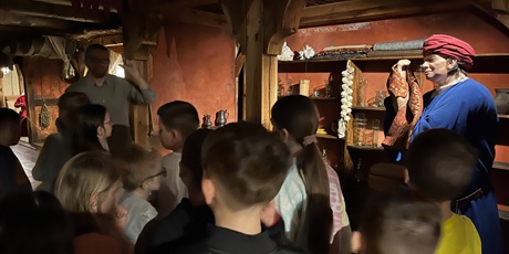 Powiększ grafikę: Uczniowie kl.2b oglądają średniowieczny sklep handlarza.