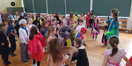 Powiększ grafikę: Grupa dzieci tańczy na sali gimnastycznej.