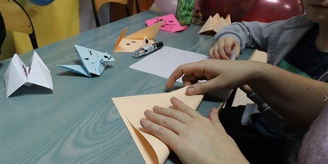 Powiększ grafikę: Pokaz składania kartek techniką origami.