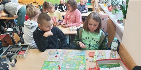 Powiększ grafikę: Uczniowie klasy 3a grają w gry planszowe