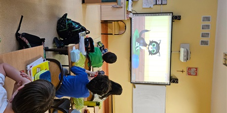 Powiększ grafikę: Dzieci z3b oglądają film edukacyjny o kotach. 