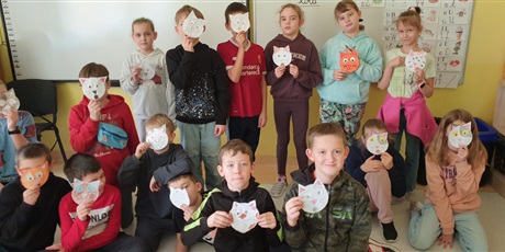Powiększ grafikę: Uczniowie klasy 3a prezentują wykonane maski kotka.