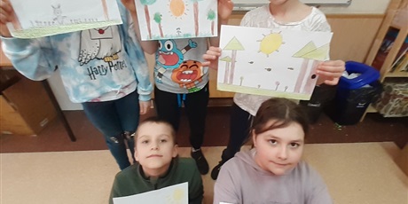 Powiększ grafikę: Pięcioro dzieci trzyma rysunki przedstawiające krajobraz wiosenny narysowany z figur geometrycznych.