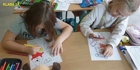 Powiększ grafikę: Dzieci kolorują kontury Kubusia Puchatka.