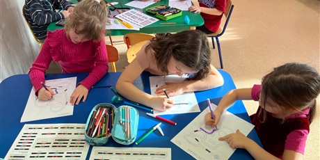 Powiększ grafikę: Dzieci przy stolikach rysują drogę dla ozobota.