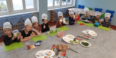 Powiększ grafikę: Dzieci w Kuchcikowie przygotowują kanapki.