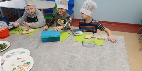 Powiększ grafikę: Dzieci w Kuchcikowie przygotowują kanapki.
