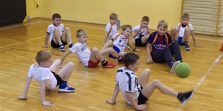Powiększ grafikę: Chłopcy w sali gimnastycznej grają w chińską piłkę.