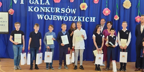 Powiększ grafikę: Grupa uczniów stojąca na tle napisu: Gala Konkursów Wojewódzkich