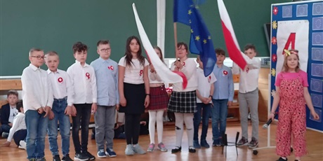 Powiększ grafikę: Grupa dzieci trzyma w rękach flagi Polski i UE.