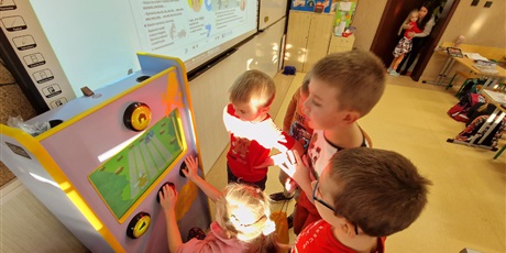 Powiększ grafikę: Dzieci z 1b grają na automacie do gier.