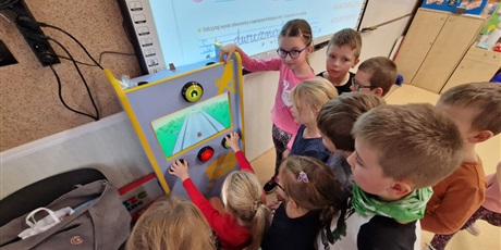 Powiększ grafikę: Dzieci z 1b grają na automacie do gier.