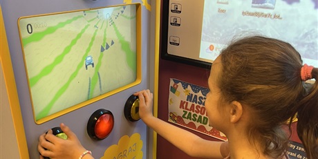 Powiększ grafikę: Dziewczynka z kl.2b gra na automacie do gier.