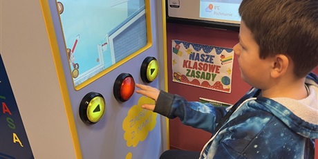Powiększ grafikę: Chłopiec z kl.2b gra na automacie do gier.