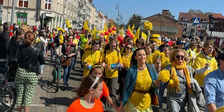 Powiększ grafikę: ludzie ubrani w kolorach zółtych idą ulicami Gdańska