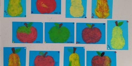 Powiększ grafikę: Na tablicy zawieszone prace plastyczne z plastelicy przedstawiające jabłka i gruszki.