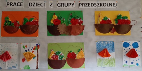 Powiększ grafikę: Na tablicy zawieszone prace plastyczne przedstawiające kosze z owocami oraz parasolki.