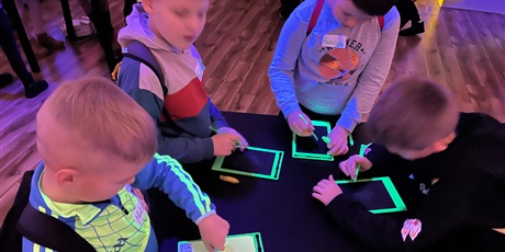 Powiększ grafikę: Dzieci z klasy 2b rysują na świetlnych tabletach.