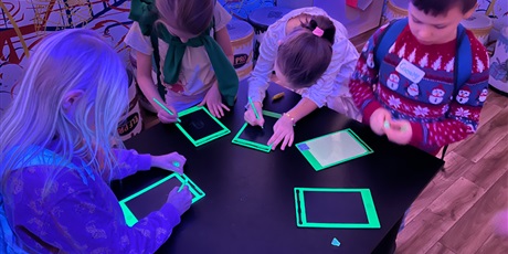 Powiększ grafikę: Dzieci z klasy 2b rysują na świetlnych tabletach.
