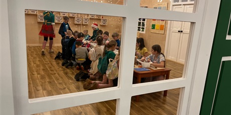 Powiększ grafikę: Dzieci z klasy 2b w domku Elfa.