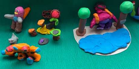 Powiększ grafikę: Stworki z plasteliny wykonane przez dzieci.