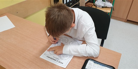 Powiększ grafikę: Chłopiec podczas rozwiązywania działań matematycznych