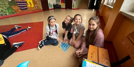 Powiększ grafikę: Uczniowie kl.2b na korytarzu grają w grę edukacyjną "Młody hydrolog".