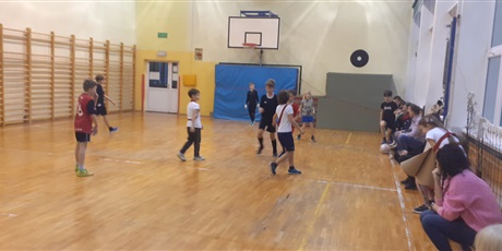 Powiększ grafikę: Dzieci grają w piłkę nożną na sali gimnastycznej.