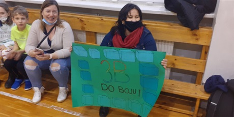 Powiększ grafikę: Rodzice trzymają transparent zagrzewający do gry piłkarzy z klasy 3b.