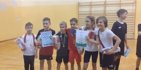 Powiększ grafikę: Dzieci z klasy 3a stoją z medalami na szyi na sali gimnastycznej. 