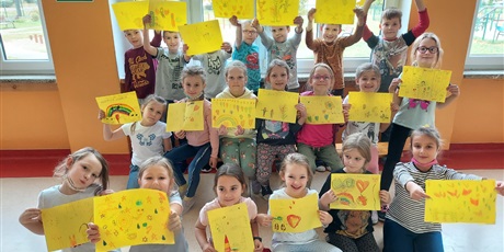 Powiększ grafikę: Grupa dzieci z żółtymi kartkami w rękach.