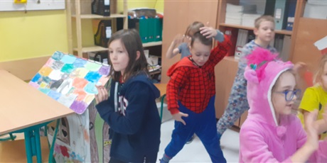 Powiększ grafikę: Kilkoro dzieci z klasy 1c tańczy w zabawnych piżamkach. 