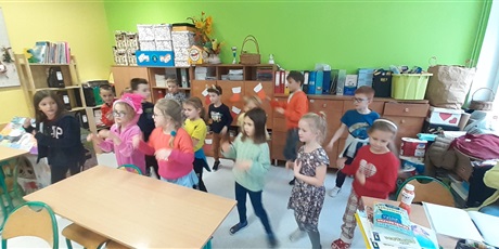 Powiększ grafikę: Dzieci z klasy 1c tańczą w rytm piosenki "Jingle Bells".