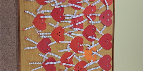 Powiększ grafikę: Walentynkowe serca przygotowane przez dzieci z klasy 2c.