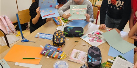 Powiększ grafikę: Dzieci w czasie pracy twórczej przy wykonaniu kartek z życzeniami.