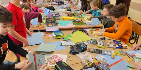Powiększ grafikę: Dzieci w czasie pracy twórczej przy wykonaniu kartek z życzeniami.