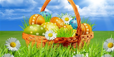 Powiększ grafikę: W koszyku wielkanocne pisanki, wokół trawa i wiosenne kwiaty
