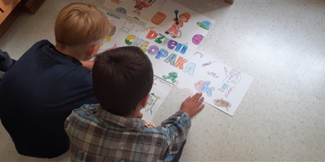 Powiększ grafikę: Chłopcy układają kolorowankę XXL z napisem Dzień Chłopaka.