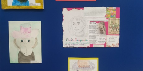 Powiększ grafikę: Na tablicy zawieszone są informacje, portrety i plakaty o Marii Konopnickiej.
