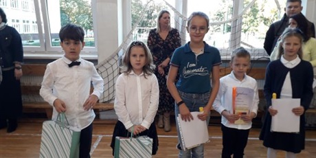 Powiększ grafikę: Pięcioro dzieci stoi na apelu z nagrodami za konkurs.